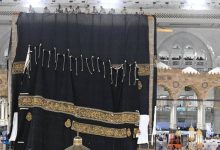 صورة | بدء عملية تغيير كسوة الكعبة المشرفة استعدادًا للعام الهجري الجديد