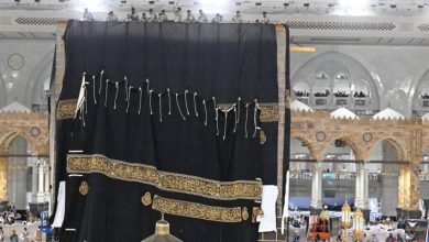 صورة | بدء عملية تغيير كسوة الكعبة المشرفة استعدادًا للعام الهجري الجديد