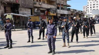 صورة | “داخلية القطاع”: استشهاد 3 من عناصر شرطة غزة ومواطنين اثنين في قصف للاحتلال استهدف مركبة أمنية بخانيونس