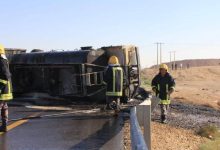 صورة | انسكاب 28 طنًا من مادة التنر الخطرة على الطريق الصحراوي