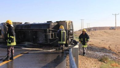 صورة | انسكاب 28 طنًا من مادة التنر الخطرة على الطريق الصحراوي