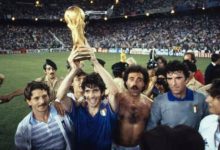 صورة | حين يمتزج المجد الكروي بالموقف الإنساني.. قصة المنتخب الذي أهدى كأس العالم لفلسطين عام 1982