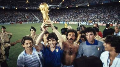 صورة | حين يمتزج المجد الكروي بالموقف الإنساني.. قصة المنتخب الذي أهدى كأس العالم لفلسطين عام 1982
