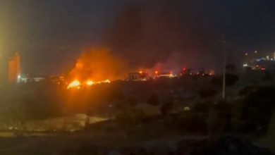 صورة مستوطنون يهاجمون قرية فلسطينية برام الله ويضرمون النار بممتلكات المواطنين (فيديو)