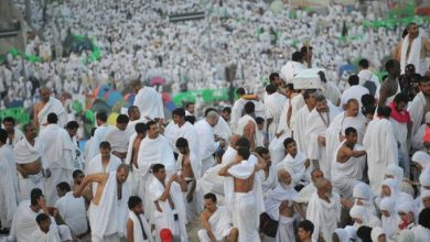 صورة الحجاج يودعون « عرفات » متوجهين إلى مشعر مزدلفة