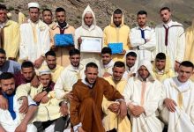 صورة طلبة يعودون إلى مسقط رأسهم في العيد..يكرّمون شيخهم الذي علمهم القرآن الكريم