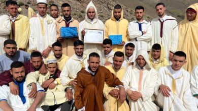 صورة طلبة يعودون إلى مسقط رأسهم في العيد..يكرّمون شيخهم الذي علمهم القرآن الكريم