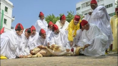 صورة الملك محمد السادس يؤدي صلاة عيد الأضحى في تطوان