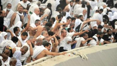 صورة الحجاج يشرعون في أداء نسك النحر و رمي « جمرة العقبة » الكبرى في مشعر منى