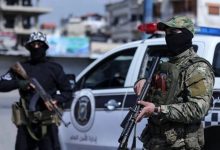 صورة مقتل 8 مدنيين بينهم نساء من الطائفة “العلوية” بإطلاق نار مباشر عليهم من عناصر أمن على أحد الحواجز وسط سوريا