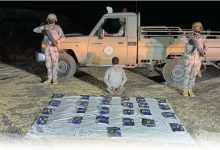 صورة ضبط مخالف لنظام أمن الحدود لتهريبه 165.5 كيلوجرامًا من الحشيش بجازان