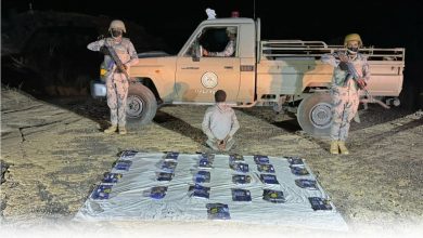صورة ضبط مخالف لنظام أمن الحدود لتهريبه 165.5 كيلوجرامًا من الحشيش بجازان