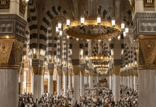 صورة مسؤول يوضح طرق إثراء تجربة القاصدين بالمسجد النبوي