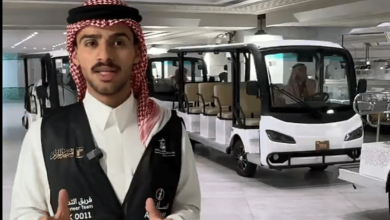 صورة مهندس يكرّس إجازة الحج متطوعًا لخدمة ضيوف الرحمن من قلب الحرم المكي