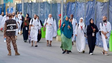 صورة حُجِّاج بيت الله الحرام يتوافدون إلى مشعر منى لقضاء يوم التروية