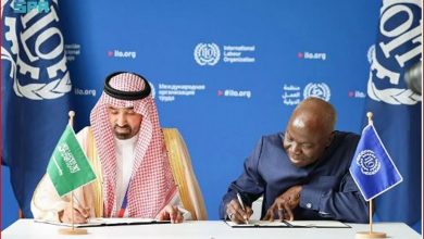صورة وزير الموارد البشرية يوقع اتفاقية تجديد التعاون مع منظمة العمل الدولية
