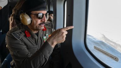 صورة جوًا.. مدير الأمن العام أثناء يتابع تصعيد ضيوف الرحمن إلى مشعر عرفات
