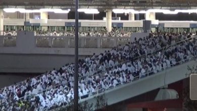 صورة يتم توزيع المياه والوجبات على الحجاج على مدار الساعة