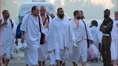 صورة دعوات صادقة ورجاء بالرحمة.. ضيوف الرحمن يتوافدون إلى صعيد عرفات لأداء ركن الحج الأعظم
