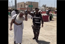صورة رجال الأمن يخففون حرارة مشعر عرفات على الحجاج بجهود إنسانية لافتة