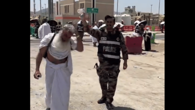 صورة رجال الأمن يخففون حرارة مشعر عرفات على الحجاج بجهود إنسانية لافتة
