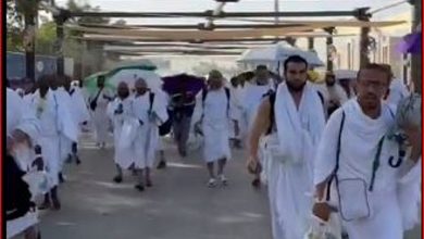 صورة بدء تفويج الحجاج إلى ساحات مسجدة نمرة استعدادا للاستماع إلى خطبة عرفة