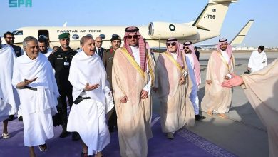 صورة رئيس وزراء باكستان يصل جدة لأداء مناسك العمرة