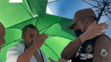 صورة رجال الأمن يرشدون الحجاج التائهين في المشاعر المقدسة
