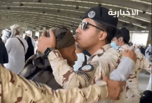صورة «قبلة على الجبين».. مشهد إنساني بين قوات الطوارئ والحجاج