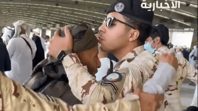 صورة «قبلة على الجبين».. مشهد إنساني بين قوات الطوارئ والحجاج