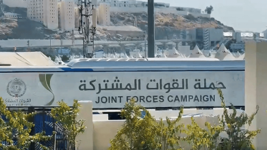 صورة حجاج ذوي الشهداء والمصابين يرمون الجمرات الـ «3» أول أيام التشريق