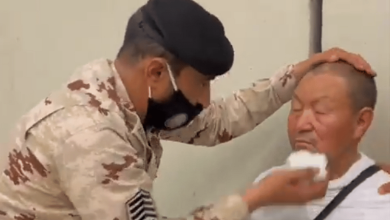 صورة رجل أمن يساعد حاجا تعرض لإجهاد أثناء مسيره لمنشأة الجمرات في منى  