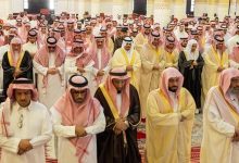 صورة نائب أمير الرياض يؤدي صلاة الميت على عبدالله القحطاني