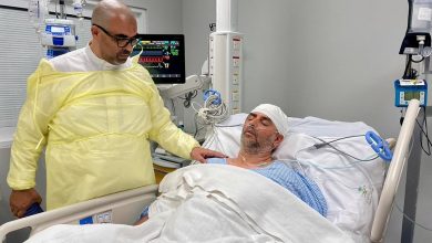 صورة تدخل عصبي دقيق يُنقذ حياة حاج جزائري بعد نزيف دماغي حاد بمدينة الملك عبدالله الطبية