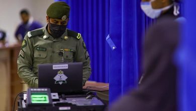 صورة “الجوازات” تتحقق من هوية التائهين والمنوَّمين من خلال الخدمات الإلكترونية المتنقلة