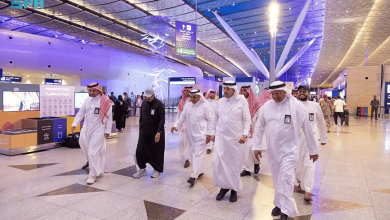 صورة وزير النقل يقف على جاهزية مطار الملك عبدالعزيز الدولي لمرحلة مغادرة ضيوف الرحمن