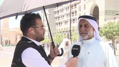 صورة حاج بحريني يغمره السرور بعد أن أتم نسكه وزار المسجد النبوي