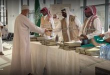 صورة «الشؤون الإسلامية بتبوك توزع هدية خادم الحرمين الشريفين على الحجاج المغادرين عبر منفذ حالة عمار