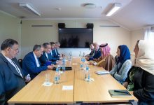 صورة وزير الخارجية يناقش مع نظيره الإيراني المستجدات على الساحتين الإقليمية والدولية