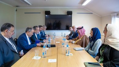 صورة وزير الخارجية يناقش مع نظيره الإيراني المستجدات على الساحتين الإقليمية والدولية