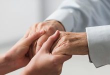 صورة كيف نحسن معاملة كبار السن؟.. مختصة توضح