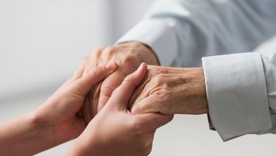 صورة كيف نحسن معاملة كبار السن؟.. مختصة توضح