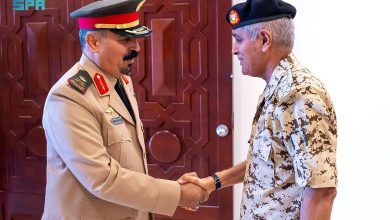صورة أمين التحالف الإسلامي يبحث مع رئيس هيئة الأركان البحريني سبل تعزيز التعاون في محاربة الإرهاب