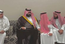 صورة أمير جازان يقدم واجب العزاء لذوي الإعلامي موسى محرق