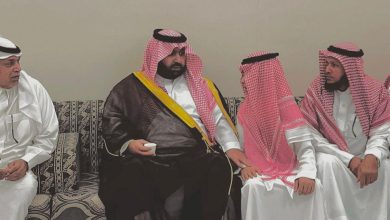 صورة أمير جازان يقدم واجب العزاء لذوي الإعلامي موسى محرق
