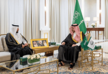 صورة أمير الجوف يكرّم فريق كفاءة استهلاك الطاقة بالإمارة لتحقيق التميز لعام 2024