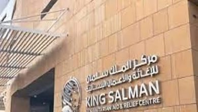 صورة مركز الملك سلمان للإغاثة يوزّع 3.000 كرتون تمر في مديرية الخوخة بمحافظة الحديدة