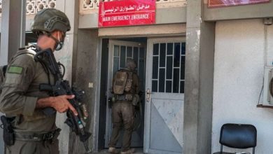 صورة وثائقي “مسعفون تحت النار” يجد “بيتاً” في القناة الرابعة البريطانية بعد رفض “بي بي سي” عرضه