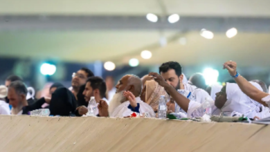 صورة حجاج بيت الله يرمون الجمرات في منى صباح عيد الأضحى