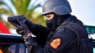 صورة شرطي بفاس يطلق النار على مروج خمور ومطلوب للعدالة